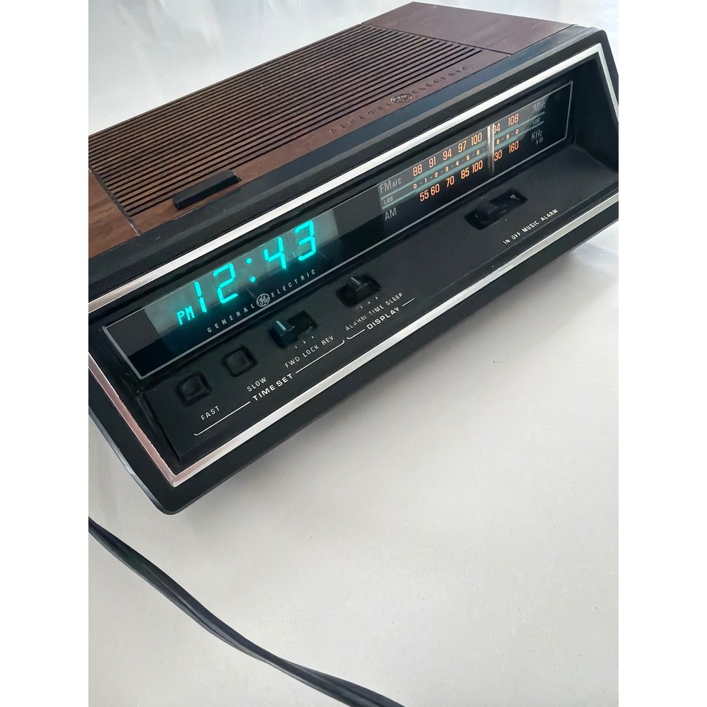 Vintage 1978 GE AM FM Digital Clock Radio Walnut Grain VFD Display Excellent